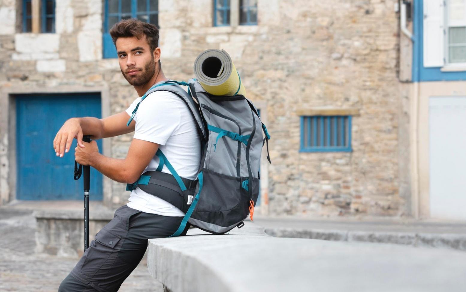 Professionelle Trading-Arbeitsplatz mit mehreren Monitoren zeigt Marktanalysen und Charts