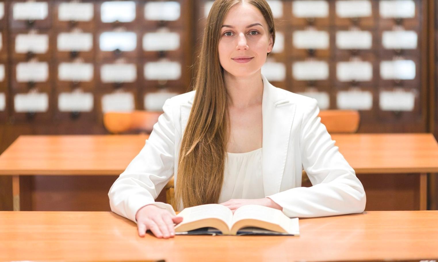 Trading-Arbeitsplatz mit mehreren Monitoren und Chartsoftware